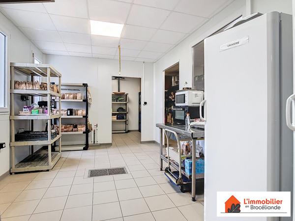 Murs Commerciaux + 2 Logements Neufs – Emplacement Stratégique