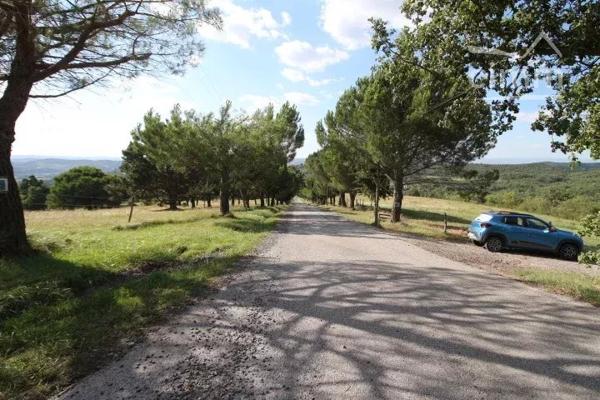 A vendre un terrain de presque 5 hectares, situé sur une zone à vocation de loisirs ou touristique.