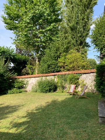Au calme, maison de caractère rénovée, 5 chambres, jardin et vue.