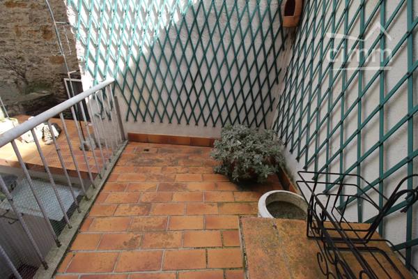 A vendre une maison de village de 97 m² avec une cour et une terrasse.