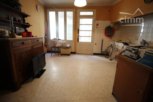 A vendre une maison de village de 97 m² avec une cour et une terrasse.