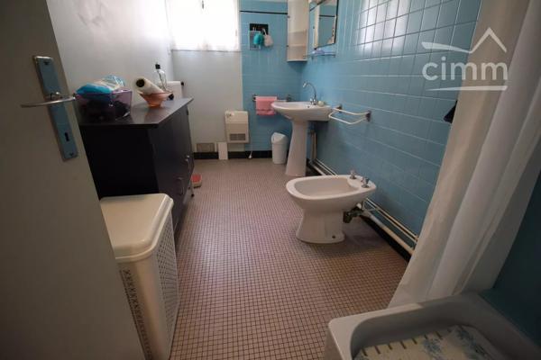 A vendre une maison de village de 97 m² avec une cour et une terrasse.