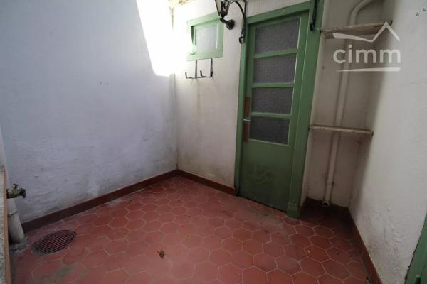 A vendre une maison de village de 97 m² avec une cour et une terrasse.