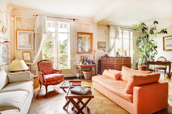 Calme et charme de l'ancien pour cet appartement familial et de réception idéalement situé