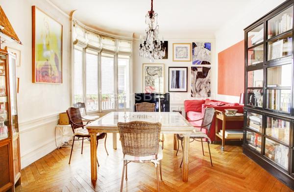 Calme et charme de l'ancien pour cet appartement familial et de réception idéalement situé