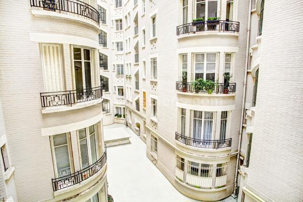 Calme et charme de l'ancien pour cet appartement familial et de réception idéalement situé