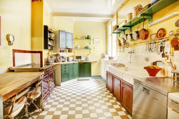 Calme et charme de l'ancien pour cet appartement familial et de réception idéalement situé