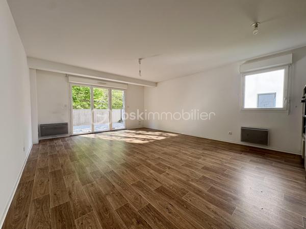 Au sein d'une résidence verdoyante, à 4.5km de la plage et à proximité des commodités, bel appartement d'environ 67m2 en rez-de-jardin avec belle terrasse.
Vous disposerez d'une entrée spacieuse avec un grand placard, une cuisine ouverte sur un salon lumineux, deux belles chambres, une salle d'eau et toilette séparées.
Un emplacement de stationnement couvert non clos et un emplacement de stationnement extérieur.

Côté technique : 

- bâtiment sur trois niveaux
- volets roulants
- huisserie en PVC et double vitrage
- baie vitrée à 3 vantaux dans le salon avec volets électriques
- parquet flottant dans toutes les pièces
- équipé de la fibre
- chauffage électrique