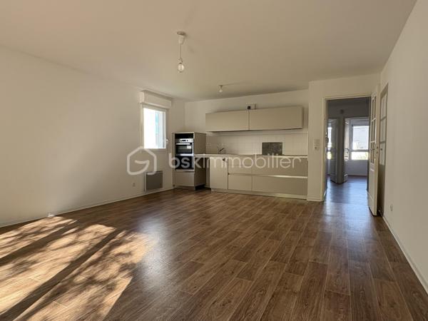 Au sein d'une résidence verdoyante, à 4.5km de la plage et à proximité des commodités, bel appartement d'environ 67m2 en rez-de-jardin avec belle terrasse.
Vous disposerez d'une entrée spacieuse avec un grand placard, une cuisine ouverte sur un salon lumineux, deux belles chambres, une salle d'eau et toilette séparées.
Un emplacement de stationnement couvert non clos et un emplacement de stationnement extérieur.

Côté technique : 

- bâtiment sur trois niveaux
- volets roulants
- huisserie en PVC et double vitrage
- baie vitrée à 3 vantaux dans le salon avec volets électriques
- parquet flottant dans toutes les pièces
- équipé de la fibre
- chauffage électrique