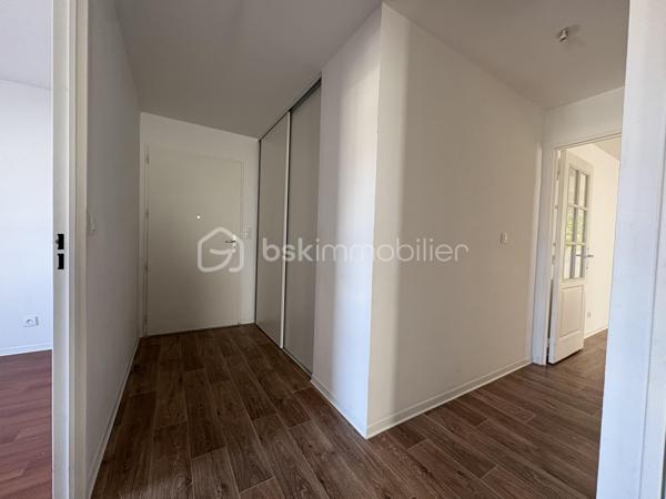 Au sein d'une résidence verdoyante, à 4.5km de la plage et à proximité des commodités, bel appartement d'environ 67m2 en rez-de-jardin avec belle terrasse.
Vous disposerez d'une entrée spacieuse avec un grand placard, une cuisine ouverte sur un salon lumineux, deux belles chambres, une salle d'eau et toilette séparées.
Un emplacement de stationnement couvert non clos et un emplacement de stationnement extérieur.

Côté technique : 

- bâtiment sur trois niveaux
- volets roulants
- huisserie en PVC et double vitrage
- baie vitrée à 3 vantaux dans le salon avec volets électriques
- parquet flottant dans toutes les pièces
- équipé de la fibre
- chauffage électrique