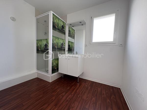 Au sein d'une résidence verdoyante, à 4.5km de la plage et à proximité des commodités, bel appartement d'environ 67m2 en rez-de-jardin avec belle terrasse.
Vous disposerez d'une entrée spacieuse avec un grand placard, une cuisine ouverte sur un salon lumineux, deux belles chambres, une salle d'eau et toilette séparées.
Un emplacement de stationnement couvert non clos et un emplacement de stationnement extérieur.

Côté technique : 

- bâtiment sur trois niveaux
- volets roulants
- huisserie en PVC et double vitrage
- baie vitrée à 3 vantaux dans le salon avec volets électriques
- parquet flottant dans toutes les pièces
- équipé de la fibre
- chauffage électrique