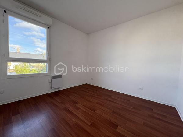 Au sein d'une résidence verdoyante, à 4.5km de la plage et à proximité des commodités, bel appartement d'environ 67m2 en rez-de-jardin avec belle terrasse.
Vous disposerez d'une entrée spacieuse avec un grand placard, une cuisine ouverte sur un salon lumineux, deux belles chambres, une salle d'eau et toilette séparées.
Un emplacement de stationnement couvert non clos et un emplacement de stationnement extérieur.

Côté technique : 

- bâtiment sur trois niveaux
- volets roulants
- huisserie en PVC et double vitrage
- baie vitrée à 3 vantaux dans le salon avec volets électriques
- parquet flottant dans toutes les pièces
- équipé de la fibre
- chauffage électrique
