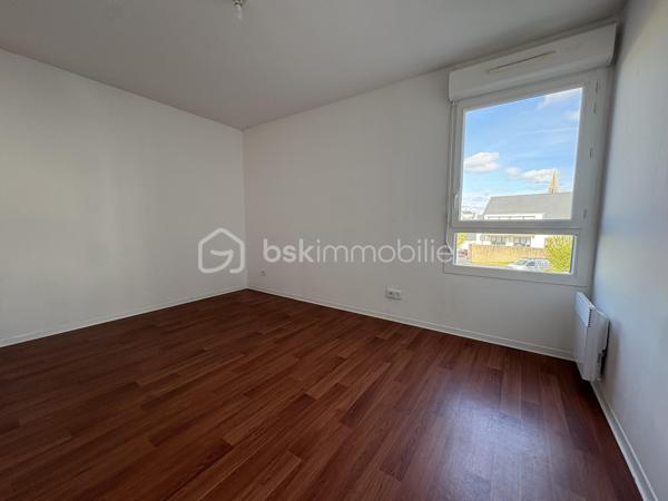 Au sein d'une résidence verdoyante, à 4.5km de la plage et à proximité des commodités, bel appartement d'environ 67m2 en rez-de-jardin avec belle terrasse.
Vous disposerez d'une entrée spacieuse avec un grand placard, une cuisine ouverte sur un salon lumineux, deux belles chambres, une salle d'eau et toilette séparées.
Un emplacement de stationnement couvert non clos et un emplacement de stationnement extérieur.

Côté technique : 

- bâtiment sur trois niveaux
- volets roulants
- huisserie en PVC et double vitrage
- baie vitrée à 3 vantaux dans le salon avec volets électriques
- parquet flottant dans toutes les pièces
- équipé de la fibre
- chauffage électrique