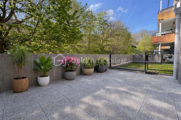 Au sein d'une résidence verdoyante, à 4.5km de la plage et à proximité des commodités, bel appartement d'environ 67m2 en rez-de-jardin avec belle terrasse.
Vous disposerez d'une entrée spacieuse avec un grand placard, une cuisine ouverte sur un salon lumineux, deux belles chambres, une salle d'eau et toilette séparées.
Un emplacement de stationnement couvert non clos et un emplacement de stationnement extérieur.

Côté technique : 

- bâtiment sur trois niveaux
- volets roulants
- huisserie en PVC et double vitrage
- baie vitrée à 3 vantaux dans le salon avec volets électriques
- parquet flottant dans toutes les pièces
- équipé de la fibre
- chauffage électrique