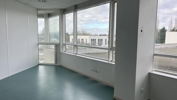 Bureaux à vendre à l'Est d'Orléans, 298 m² proche de la Tangentielle.