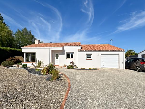 Maison de plain-pied avec jardin paysagé de 1 000 m² et terrasse exposée sud