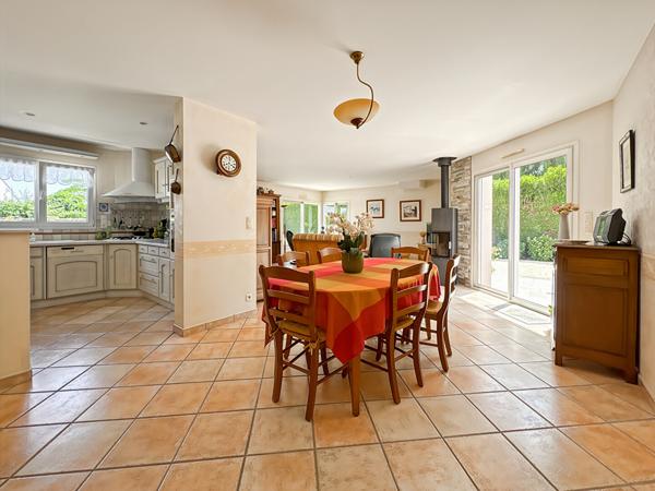 Maison de plain-pied avec jardin paysagé de 1 000 m² et terrasse exposée sud
