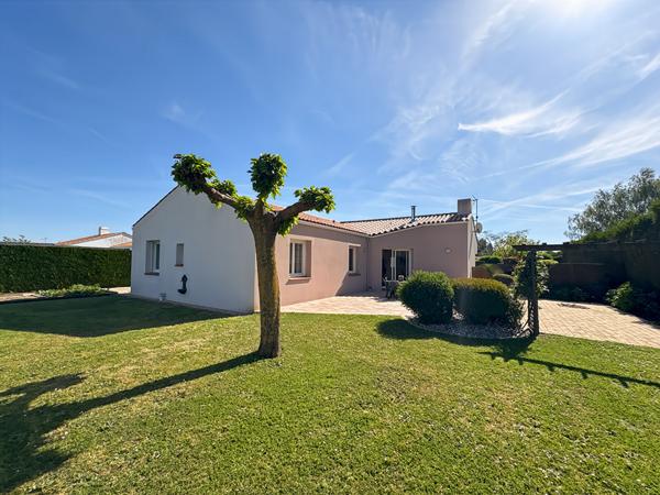 Maison de plain-pied avec jardin paysagé de 1 000 m² et terrasse exposée sud