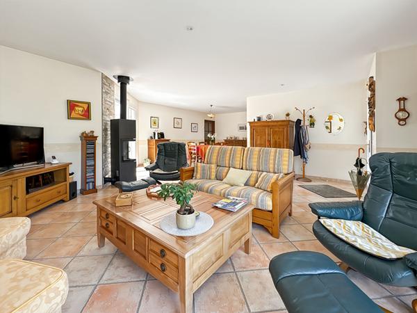 Maison de plain-pied avec jardin paysagé de 1 000 m² et terrasse exposée sud