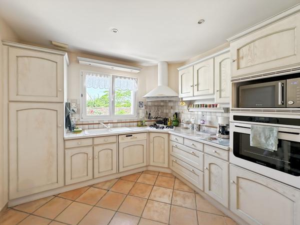 Maison de plain-pied avec jardin paysagé de 1 000 m² et terrasse exposée sud