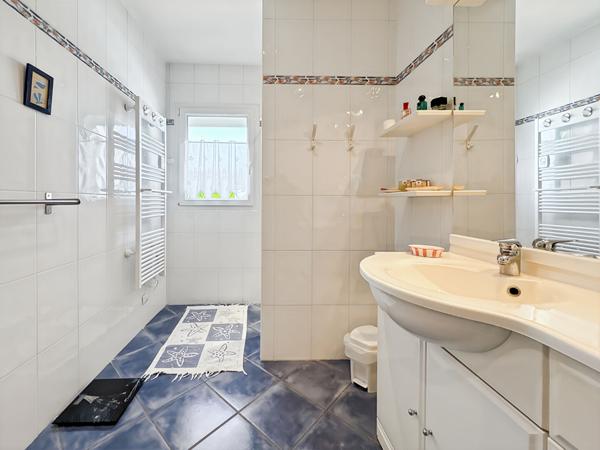 Maison de plain-pied avec jardin paysagé de 1 000 m² et terrasse exposée sud