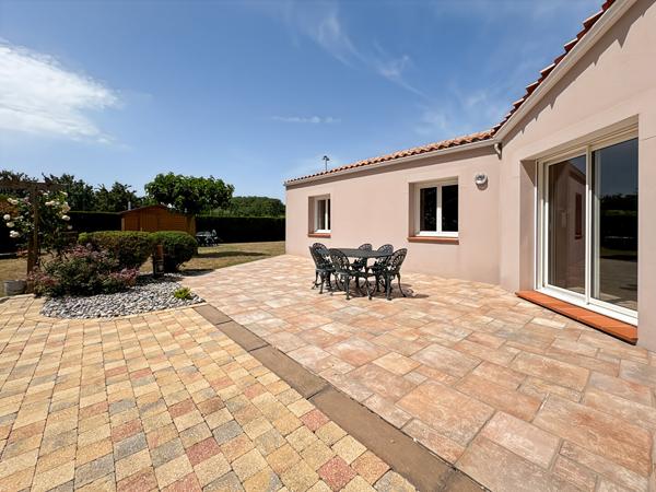 Maison de plain-pied avec jardin paysagé de 1 000 m² et terrasse exposée sud
