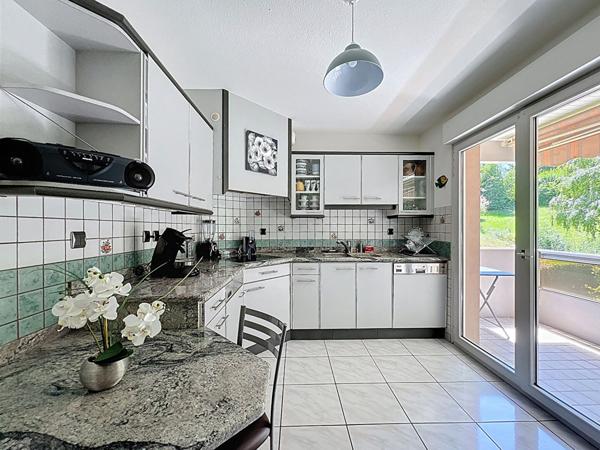 Superbe T3 modifiable en T4 de 100 m2 à EVIAN avec vue imprenable sur le lac Léman