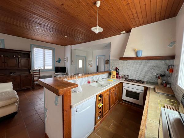 A VENDRE ROYAN MAISON DE PLAIN PIED Quatres chambres avec garage et atelier.