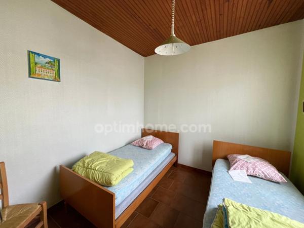 A VENDRE ROYAN MAISON DE PLAIN PIED Quatres chambres avec garage et atelier.