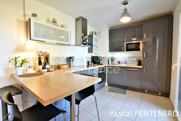 Appartement T2 avec terrasse et garage en sous-sol à Vénissieux, proche Village