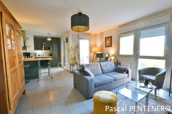 Appartement T2 avec terrasse et garage en sous-sol à Vénissieux, proche Village