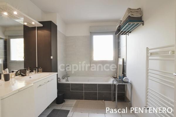 Appartement T2 avec terrasse et garage en sous-sol à Vénissieux, proche Village