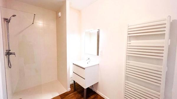 Dpt Finistère (29), à vendre QUIMPER appartement T2 dernier étage de 45 m² habitable - Terrasse - Box - Parking souterrain.