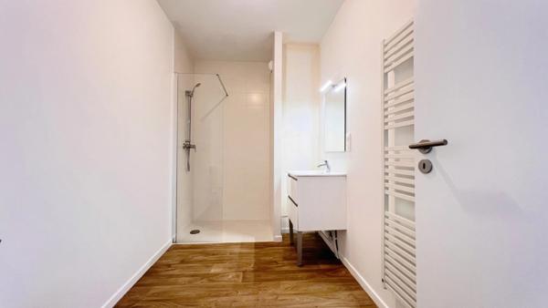 Dpt Finistère (29), à vendre QUIMPER appartement T2 dernier étage de 45 m² habitable - Terrasse - Box - Parking souterrain.