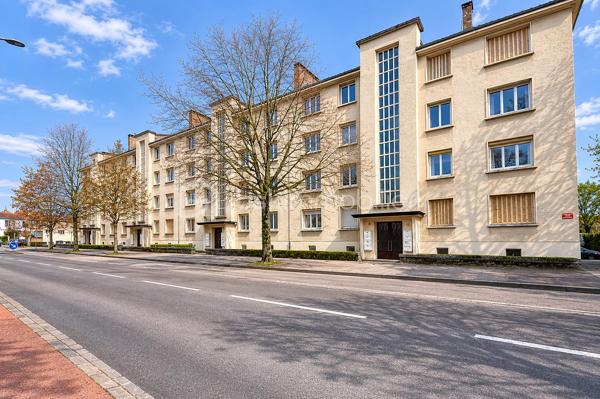 DIJON FACS : Situé rue d'Auxonne à proximité de la place Roger Salengro et des facultés, appartement 3 pièces traversant, d'environ 54m², situé au 1 er étage /3 sans ascenseur comprenant : Entrée et dégagement, deux chambres, un séjour, cuisine indépendante, salle d'eau et wc séparé. Garage individuel carrelé avec électricité, cave et grenier. 
Appartement à rénové, idéal pour investissement locatif ou premier achat, proximité du campus universitaire, transports et commerces. 
Faibles charges de copropriété, taxe foncière 1054 euros.  Chaudière individuelle Gaz, fenêtres double vitrage en PVC, volets roulants PVC.