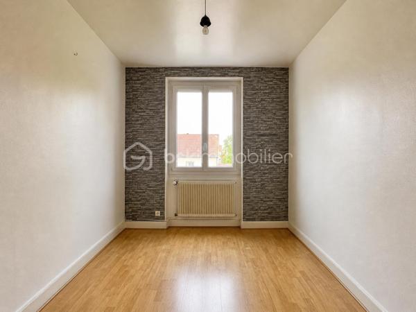 DIJON FACS : Situé rue d'Auxonne à proximité de la place Roger Salengro et des facultés, appartement 3 pièces traversant, d'environ 54m², situé au 1 er étage /3 sans ascenseur comprenant : Entrée et dégagement, deux chambres, un séjour, cuisine indépendante, salle d'eau et wc séparé. Garage individuel carrelé avec électricité, cave et grenier. 
Appartement à rénové, idéal pour investissement locatif ou premier achat, proximité du campus universitaire, transports et commerces. 
Faibles charges de copropriété, taxe foncière 1054 euros.  Chaudière individuelle Gaz, fenêtres double vitrage en PVC, volets roulants PVC.