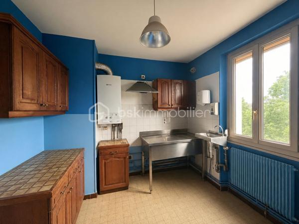 DIJON FACS : Situé rue d'Auxonne à proximité de la place Roger Salengro et des facultés, appartement 3 pièces traversant, d'environ 54m², situé au 1 er étage /3 sans ascenseur comprenant : Entrée et dégagement, deux chambres, un séjour, cuisine indépendante, salle d'eau et wc séparé. Garage individuel carrelé avec électricité, cave et grenier. 
Appartement à rénové, idéal pour investissement locatif ou premier achat, proximité du campus universitaire, transports et commerces. 
Faibles charges de copropriété, taxe foncière 1054 euros.  Chaudière individuelle Gaz, fenêtres double vitrage en PVC, volets roulants PVC.