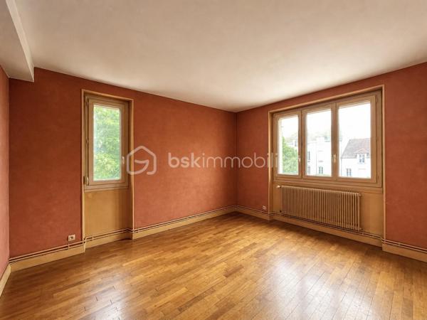 DIJON FACS : Situé rue d'Auxonne à proximité de la place Roger Salengro et des facultés, appartement 3 pièces traversant, d'environ 54m², situé au 1 er étage /3 sans ascenseur comprenant : Entrée et dégagement, deux chambres, un séjour, cuisine indépendante, salle d'eau et wc séparé. Garage individuel carrelé avec électricité, cave et grenier. 
Appartement à rénové, idéal pour investissement locatif ou premier achat, proximité du campus universitaire, transports et commerces. 
Faibles charges de copropriété, taxe foncière 1054 euros.  Chaudière individuelle Gaz, fenêtres double vitrage en PVC, volets roulants PVC.