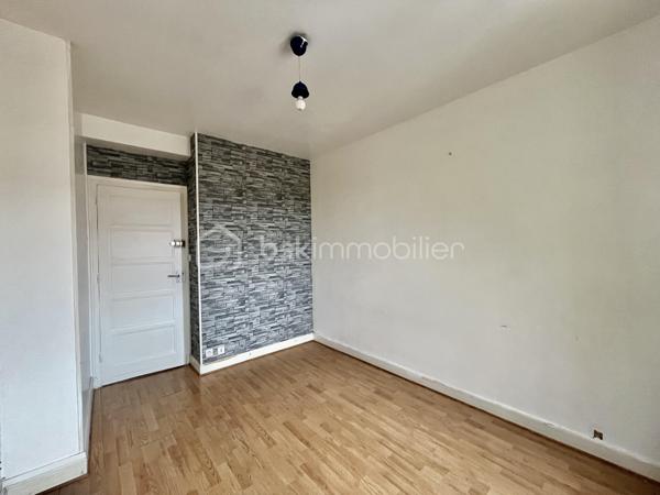DIJON FACS : Situé rue d'Auxonne à proximité de la place Roger Salengro et des facultés, appartement 3 pièces traversant, d'environ 54m², situé au 1 er étage /3 sans ascenseur comprenant : Entrée et dégagement, deux chambres, un séjour, cuisine indépendante, salle d'eau et wc séparé. Garage individuel carrelé avec électricité, cave et grenier. 
Appartement à rénové, idéal pour investissement locatif ou premier achat, proximité du campus universitaire, transports et commerces. 
Faibles charges de copropriété, taxe foncière 1054 euros.  Chaudière individuelle Gaz, fenêtres double vitrage en PVC, volets roulants PVC.