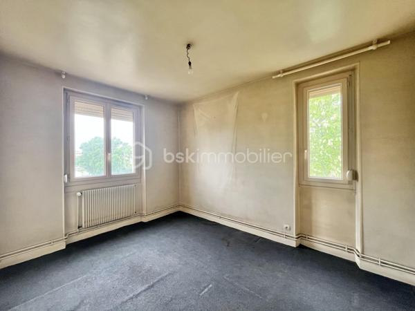 DIJON FACS : Situé rue d'Auxonne à proximité de la place Roger Salengro et des facultés, appartement 3 pièces traversant, d'environ 54m², situé au 1 er étage /3 sans ascenseur comprenant : Entrée et dégagement, deux chambres, un séjour, cuisine indépendante, salle d'eau et wc séparé. Garage individuel carrelé avec électricité, cave et grenier. 
Appartement à rénové, idéal pour investissement locatif ou premier achat, proximité du campus universitaire, transports et commerces. 
Faibles charges de copropriété, taxe foncière 1054 euros.  Chaudière individuelle Gaz, fenêtres double vitrage en PVC, volets roulants PVC.
