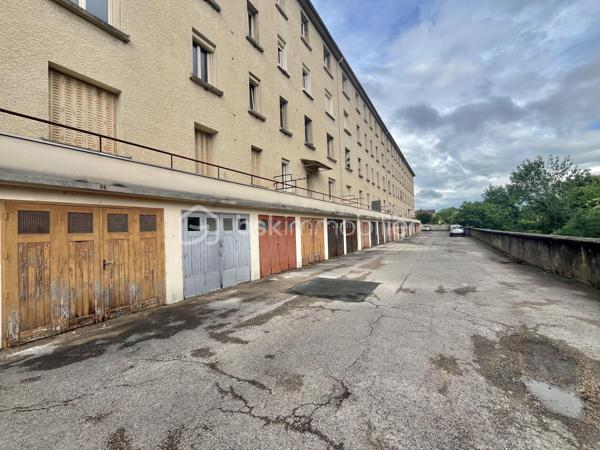 DIJON FACS : Situé rue d'Auxonne à proximité de la place Roger Salengro et des facultés, appartement 3 pièces traversant, d'environ 54m², situé au 1 er étage /3 sans ascenseur comprenant : Entrée et dégagement, deux chambres, un séjour, cuisine indépendante, salle d'eau et wc séparé. Garage individuel carrelé avec électricité, cave et grenier. 
Appartement à rénové, idéal pour investissement locatif ou premier achat, proximité du campus universitaire, transports et commerces. 
Faibles charges de copropriété, taxe foncière 1054 euros.  Chaudière individuelle Gaz, fenêtres double vitrage en PVC, volets roulants PVC.