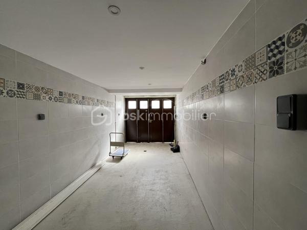 DIJON FACS : Situé rue d'Auxonne à proximité de la place Roger Salengro et des facultés, appartement 3 pièces traversant, d'environ 54m², situé au 1 er étage /3 sans ascenseur comprenant : Entrée et dégagement, deux chambres, un séjour, cuisine indépendante, salle d'eau et wc séparé. Garage individuel carrelé avec électricité, cave et grenier. 
Appartement à rénové, idéal pour investissement locatif ou premier achat, proximité du campus universitaire, transports et commerces. 
Faibles charges de copropriété, taxe foncière 1054 euros.  Chaudière individuelle Gaz, fenêtres double vitrage en PVC, volets roulants PVC.