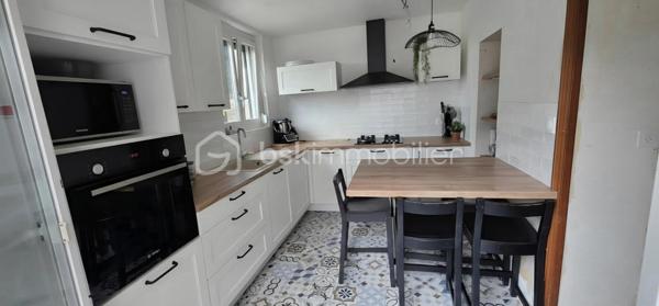 Située en plein centre-ville de Sens, ville d'art et d'histoire réputée pour abriter la première cathédrale gothique de France, cette magnifique maison bourgeoise bénéficie d'un emplacement privilégié à proximité immédiate de la gare, des commerces, des écoles et de toutes les commodités. Ici, tout peut se faire à pied ou à vélo !

Cette demeure de charme a su conserver tout le cachet de l'ancien avec ses parquets, ses cheminées et ses beaux volumes.

🔷Au rez-de-chaussée, vous découvrirez :
- Une entrée accueillante 
- Deux chambres 
- Une cuisine équipée et aménagée, installée il y a seulement deux ans 
- Une belle pièce de vie lumineuse ouvrant sur une agréable terrasse et les espaces extérieurs

🔷À l'étage, vous disposerez de :
- Trois chambres spacieuses, dont une avec dressing 
- Une salle de bains 
- Une buanderie 
- Un grenier d'environ 80 m², isolé et doté de fenêtres, offrant un fort potentiel d'aménagement

🔷Les prestations complémentaires :
- Fibre optique 
- Cave compartimentée d'environ 80 m² 
- Dépendance 
- Carport avec barbecue en pierre 
- Chauffage par pompe à chaleur air/eau 
- Ballon d'eau chaude solaire
- Puits dans la propriété 

Grâce à ses équipements performants, la maison bénéficie d'un excellent classement énergétique avec un DPE en catégorie C.

Une propriété rare alliant le charme de l'ancien, le confort moderne et un emplacement exceptionnel en centre-ville.

Pour plus de renseignements ou pour organiser une visite, contactez-moi dès maintenant.