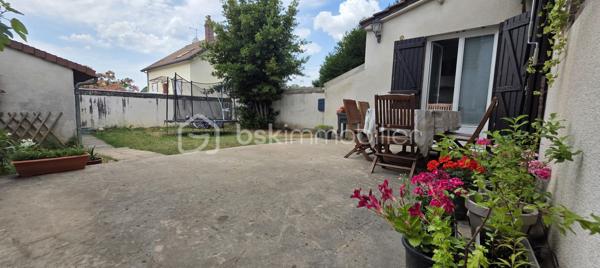 Située en plein centre-ville de Sens, ville d'art et d'histoire réputée pour abriter la première cathédrale gothique de France, cette magnifique maison bourgeoise bénéficie d'un emplacement privilégié à proximité immédiate de la gare, des commerces, des écoles et de toutes les commodités. Ici, tout peut se faire à pied ou à vélo !

Cette demeure de charme a su conserver tout le cachet de l'ancien avec ses parquets, ses cheminées et ses beaux volumes.

🔷Au rez-de-chaussée, vous découvrirez :
- Une entrée accueillante 
- Deux chambres 
- Une cuisine équipée et aménagée, installée il y a seulement deux ans 
- Une belle pièce de vie lumineuse ouvrant sur une agréable terrasse et les espaces extérieurs

🔷À l'étage, vous disposerez de :
- Trois chambres spacieuses, dont une avec dressing 
- Une salle de bains 
- Une buanderie 
- Un grenier d'environ 80 m², isolé et doté de fenêtres, offrant un fort potentiel d'aménagement

🔷Les prestations complémentaires :
- Fibre optique 
- Cave compartimentée d'environ 80 m² 
- Dépendance 
- Carport avec barbecue en pierre 
- Chauffage par pompe à chaleur air/eau 
- Ballon d'eau chaude solaire
- Puits dans la propriété 

Grâce à ses équipements performants, la maison bénéficie d'un excellent classement énergétique avec un DPE en catégorie C.

Une propriété rare alliant le charme de l'ancien, le confort moderne et un emplacement exceptionnel en centre-ville.

Pour plus de renseignements ou pour organiser une visite, contactez-moi dès maintenant.