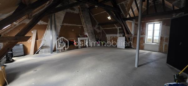 Située en plein centre-ville de Sens, ville d'art et d'histoire réputée pour abriter la première cathédrale gothique de France, cette magnifique maison bourgeoise bénéficie d'un emplacement privilégié à proximité immédiate de la gare, des commerces, des écoles et de toutes les commodités. Ici, tout peut se faire à pied ou à vélo !

Cette demeure de charme a su conserver tout le cachet de l'ancien avec ses parquets, ses cheminées et ses beaux volumes.

🔷Au rez-de-chaussée, vous découvrirez :
- Une entrée accueillante 
- Deux chambres 
- Une cuisine équipée et aménagée, installée il y a seulement deux ans 
- Une belle pièce de vie lumineuse ouvrant sur une agréable terrasse et les espaces extérieurs

🔷À l'étage, vous disposerez de :
- Trois chambres spacieuses, dont une avec dressing 
- Une salle de bains 
- Une buanderie 
- Un grenier d'environ 80 m², isolé et doté de fenêtres, offrant un fort potentiel d'aménagement

🔷Les prestations complémentaires :
- Fibre optique 
- Cave compartimentée d'environ 80 m² 
- Dépendance 
- Carport avec barbecue en pierre 
- Chauffage par pompe à chaleur air/eau 
- Ballon d'eau chaude solaire
- Puits dans la propriété 

Grâce à ses équipements performants, la maison bénéficie d'un excellent classement énergétique avec un DPE en catégorie C.

Une propriété rare alliant le charme de l'ancien, le confort moderne et un emplacement exceptionnel en centre-ville.

Pour plus de renseignements ou pour organiser une visite, contactez-moi dès maintenant.