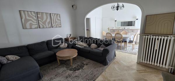 Située en plein centre-ville de Sens, ville d'art et d'histoire réputée pour abriter la première cathédrale gothique de France, cette magnifique maison bourgeoise bénéficie d'un emplacement privilégié à proximité immédiate de la gare, des commerces, des écoles et de toutes les commodités. Ici, tout peut se faire à pied ou à vélo !

Cette demeure de charme a su conserver tout le cachet de l'ancien avec ses parquets, ses cheminées et ses beaux volumes.

🔷Au rez-de-chaussée, vous découvrirez :
- Une entrée accueillante 
- Deux chambres 
- Une cuisine équipée et aménagée, installée il y a seulement deux ans 
- Une belle pièce de vie lumineuse ouvrant sur une agréable terrasse et les espaces extérieurs

🔷À l'étage, vous disposerez de :
- Trois chambres spacieuses, dont une avec dressing 
- Une salle de bains 
- Une buanderie 
- Un grenier d'environ 80 m², isolé et doté de fenêtres, offrant un fort potentiel d'aménagement

🔷Les prestations complémentaires :
- Fibre optique 
- Cave compartimentée d'environ 80 m² 
- Dépendance 
- Carport avec barbecue en pierre 
- Chauffage par pompe à chaleur air/eau 
- Ballon d'eau chaude solaire
- Puits dans la propriété 

Grâce à ses équipements performants, la maison bénéficie d'un excellent classement énergétique avec un DPE en catégorie C.

Une propriété rare alliant le charme de l'ancien, le confort moderne et un emplacement exceptionnel en centre-ville.

Pour plus de renseignements ou pour organiser une visite, contactez-moi dès maintenant.
