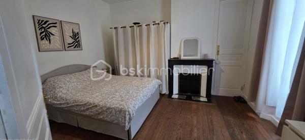 Située en plein centre-ville de Sens, ville d'art et d'histoire réputée pour abriter la première cathédrale gothique de France, cette magnifique maison bourgeoise bénéficie d'un emplacement privilégié à proximité immédiate de la gare, des commerces, des écoles et de toutes les commodités. Ici, tout peut se faire à pied ou à vélo !

Cette demeure de charme a su conserver tout le cachet de l'ancien avec ses parquets, ses cheminées et ses beaux volumes.

🔷Au rez-de-chaussée, vous découvrirez :
- Une entrée accueillante 
- Deux chambres 
- Une cuisine équipée et aménagée, installée il y a seulement deux ans 
- Une belle pièce de vie lumineuse ouvrant sur une agréable terrasse et les espaces extérieurs

🔷À l'étage, vous disposerez de :
- Trois chambres spacieuses, dont une avec dressing 
- Une salle de bains 
- Une buanderie 
- Un grenier d'environ 80 m², isolé et doté de fenêtres, offrant un fort potentiel d'aménagement

🔷Les prestations complémentaires :
- Fibre optique 
- Cave compartimentée d'environ 80 m² 
- Dépendance 
- Carport avec barbecue en pierre 
- Chauffage par pompe à chaleur air/eau 
- Ballon d'eau chaude solaire
- Puits dans la propriété 

Grâce à ses équipements performants, la maison bénéficie d'un excellent classement énergétique avec un DPE en catégorie C.

Une propriété rare alliant le charme de l'ancien, le confort moderne et un emplacement exceptionnel en centre-ville.

Pour plus de renseignements ou pour organiser une visite, contactez-moi dès maintenant.