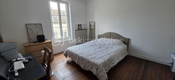 Située en plein centre-ville de Sens, ville d'art et d'histoire réputée pour abriter la première cathédrale gothique de France, cette magnifique maison bourgeoise bénéficie d'un emplacement privilégié à proximité immédiate de la gare, des commerces, des écoles et de toutes les commodités. Ici, tout peut se faire à pied ou à vélo !

Cette demeure de charme a su conserver tout le cachet de l'ancien avec ses parquets, ses cheminées et ses beaux volumes.

🔷Au rez-de-chaussée, vous découvrirez :
- Une entrée accueillante 
- Deux chambres 
- Une cuisine équipée et aménagée, installée il y a seulement deux ans 
- Une belle pièce de vie lumineuse ouvrant sur une agréable terrasse et les espaces extérieurs

🔷À l'étage, vous disposerez de :
- Trois chambres spacieuses, dont une avec dressing 
- Une salle de bains 
- Une buanderie 
- Un grenier d'environ 80 m², isolé et doté de fenêtres, offrant un fort potentiel d'aménagement

🔷Les prestations complémentaires :
- Fibre optique 
- Cave compartimentée d'environ 80 m² 
- Dépendance 
- Carport avec barbecue en pierre 
- Chauffage par pompe à chaleur air/eau 
- Ballon d'eau chaude solaire
- Puits dans la propriété 

Grâce à ses équipements performants, la maison bénéficie d'un excellent classement énergétique avec un DPE en catégorie C.

Une propriété rare alliant le charme de l'ancien, le confort moderne et un emplacement exceptionnel en centre-ville.

Pour plus de renseignements ou pour organiser une visite, contactez-moi dès maintenant.