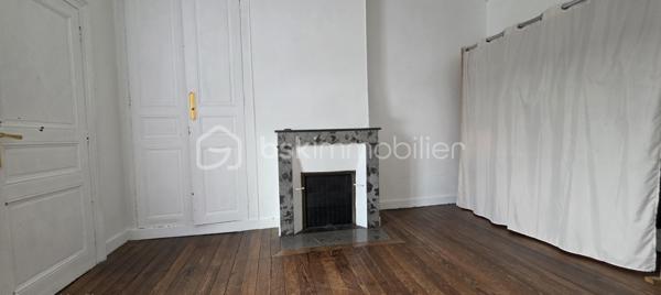 Située en plein centre-ville de Sens, ville d'art et d'histoire réputée pour abriter la première cathédrale gothique de France, cette magnifique maison bourgeoise bénéficie d'un emplacement privilégié à proximité immédiate de la gare, des commerces, des écoles et de toutes les commodités. Ici, tout peut se faire à pied ou à vélo !

Cette demeure de charme a su conserver tout le cachet de l'ancien avec ses parquets, ses cheminées et ses beaux volumes.

🔷Au rez-de-chaussée, vous découvrirez :
- Une entrée accueillante 
- Deux chambres 
- Une cuisine équipée et aménagée, installée il y a seulement deux ans 
- Une belle pièce de vie lumineuse ouvrant sur une agréable terrasse et les espaces extérieurs

🔷À l'étage, vous disposerez de :
- Trois chambres spacieuses, dont une avec dressing 
- Une salle de bains 
- Une buanderie 
- Un grenier d'environ 80 m², isolé et doté de fenêtres, offrant un fort potentiel d'aménagement

🔷Les prestations complémentaires :
- Fibre optique 
- Cave compartimentée d'environ 80 m² 
- Dépendance 
- Carport avec barbecue en pierre 
- Chauffage par pompe à chaleur air/eau 
- Ballon d'eau chaude solaire
- Puits dans la propriété 

Grâce à ses équipements performants, la maison bénéficie d'un excellent classement énergétique avec un DPE en catégorie C.

Une propriété rare alliant le charme de l'ancien, le confort moderne et un emplacement exceptionnel en centre-ville.

Pour plus de renseignements ou pour organiser une visite, contactez-moi dès maintenant.