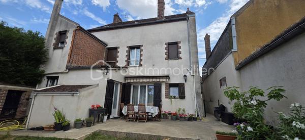 Située en plein centre-ville de Sens, ville d'art et d'histoire réputée pour abriter la première cathédrale gothique de France, cette magnifique maison bourgeoise bénéficie d'un emplacement privilégié à proximité immédiate de la gare, des commerces, des écoles et de toutes les commodités. Ici, tout peut se faire à pied ou à vélo !

Cette demeure de charme a su conserver tout le cachet de l'ancien avec ses parquets, ses cheminées et ses beaux volumes.

🔷Au rez-de-chaussée, vous découvrirez :
- Une entrée accueillante 
- Deux chambres 
- Une cuisine équipée et aménagée, installée il y a seulement deux ans 
- Une belle pièce de vie lumineuse ouvrant sur une agréable terrasse et les espaces extérieurs

🔷À l'étage, vous disposerez de :
- Trois chambres spacieuses, dont une avec dressing 
- Une salle de bains 
- Une buanderie 
- Un grenier d'environ 80 m², isolé et doté de fenêtres, offrant un fort potentiel d'aménagement

🔷Les prestations complémentaires :
- Fibre optique 
- Cave compartimentée d'environ 80 m² 
- Dépendance 
- Carport avec barbecue en pierre 
- Chauffage par pompe à chaleur air/eau 
- Ballon d'eau chaude solaire
- Puits dans la propriété 

Grâce à ses équipements performants, la maison bénéficie d'un excellent classement énergétique avec un DPE en catégorie C.

Une propriété rare alliant le charme de l'ancien, le confort moderne et un emplacement exceptionnel en centre-ville.

Pour plus de renseignements ou pour organiser une visite, contactez-moi dès maintenant.